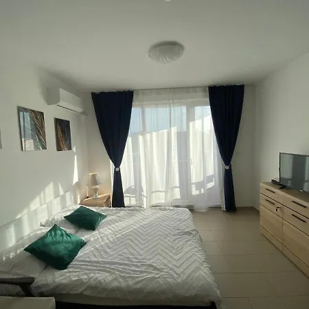 מלון דירות Admiral Plaza סאני ביץ'