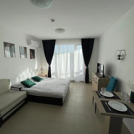 מלון דירות Admiral Plaza סאני ביץ'